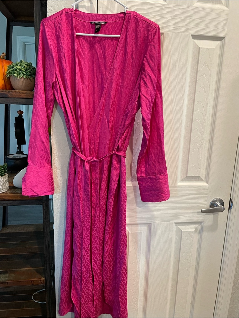 Victoria’s Secret Icon Hot pink Satin tie belt robe w all logo print Women’s m/L